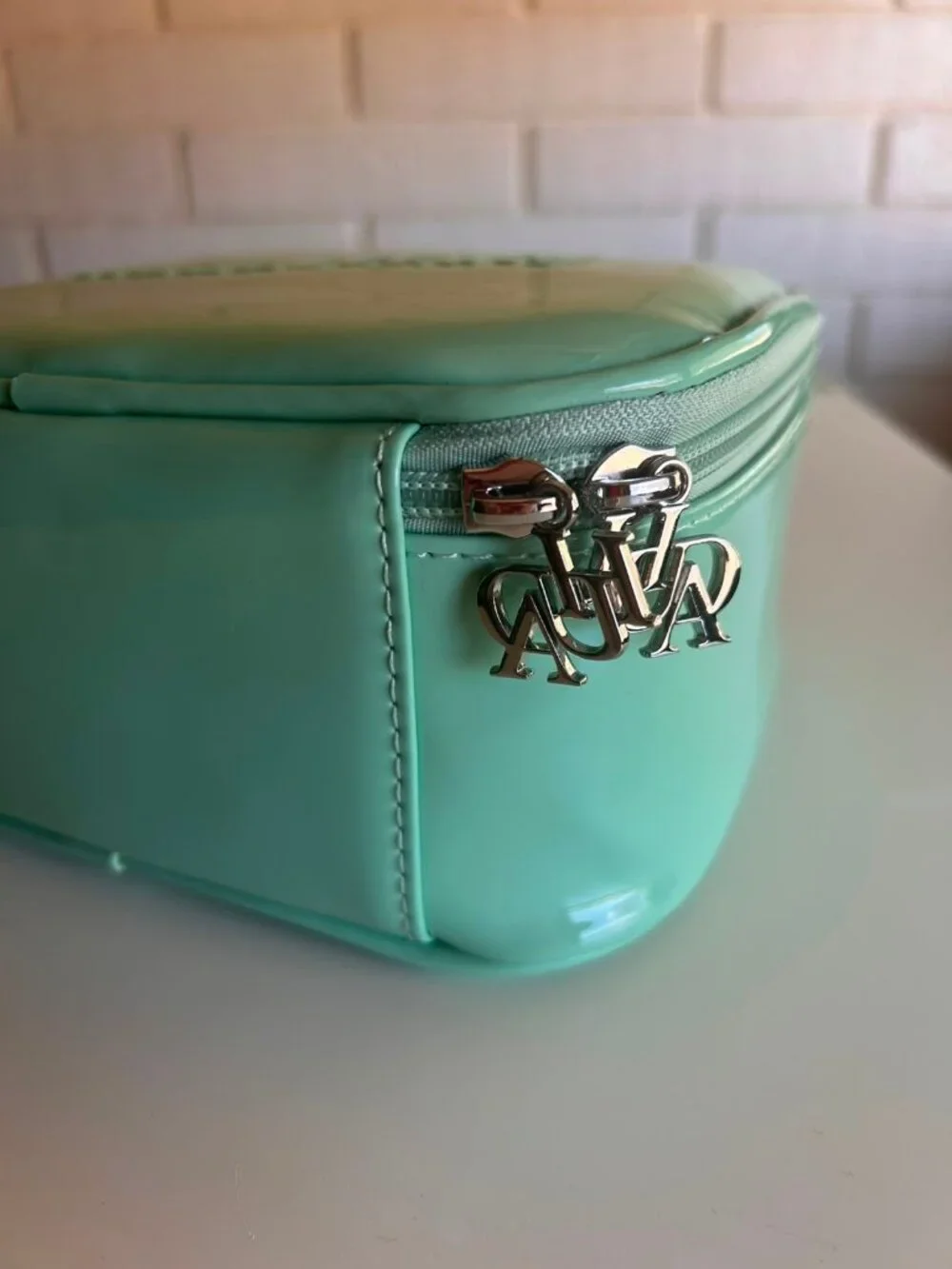 Huda Beauty beauty bag mint